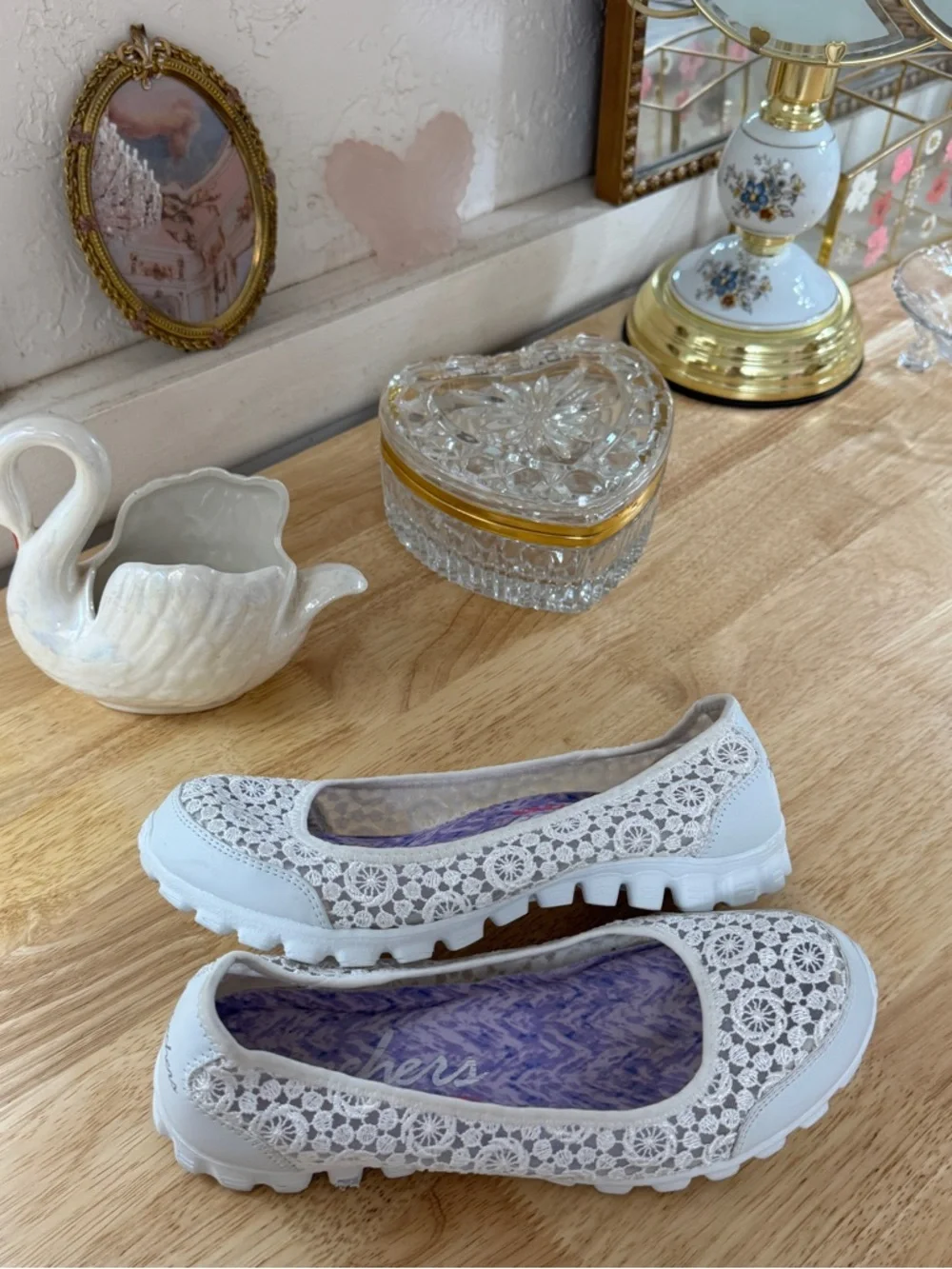 Whimsical Fairy Skechers White Leather Crochet Slip-On Comfort Flats Size 7